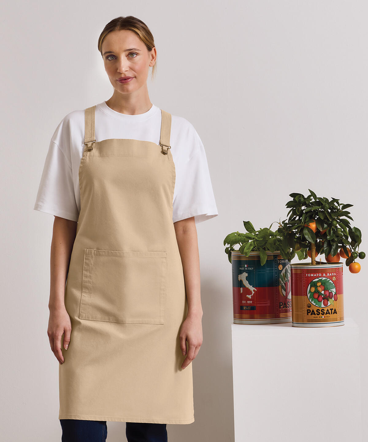 PR129 Cross back 'barista' bib apron Black - Image 2