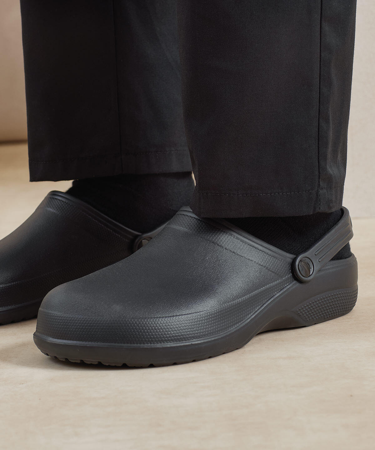 PR910 Chef’s non-slip ‘Anchor’ clogs Black - Image 2
